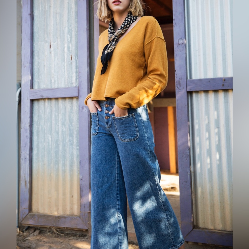 Free People jeans, button fly, front pockets, cropped, semi-rigid denim. US 25